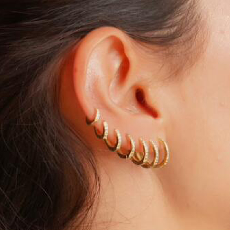 レインボー CZ ハギーズフープイヤリングガール小さなリング - Helix Cartilage Ring のレビューと価格