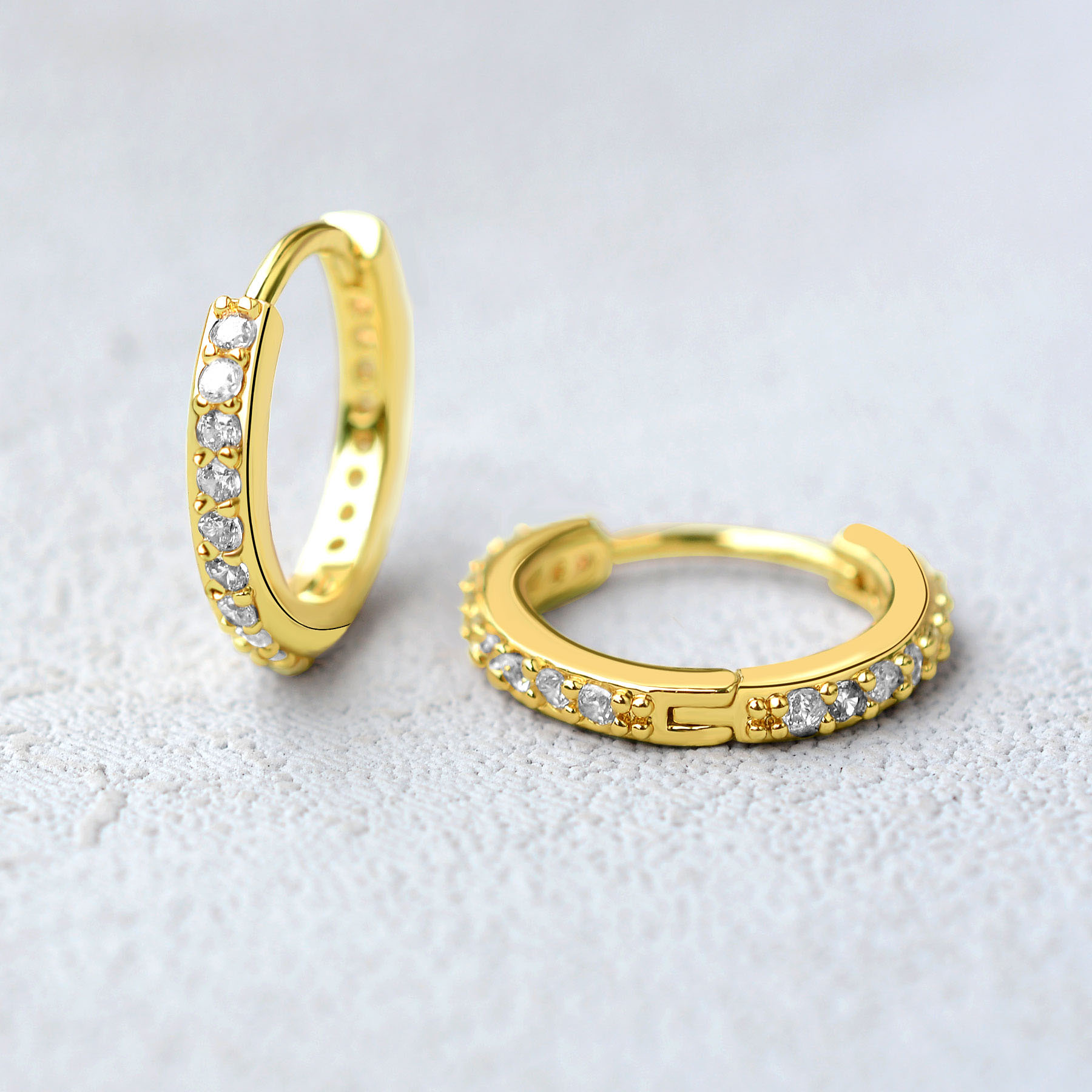 レインボー CZ ハギーズフープイヤリングガール小さなリング - Helix Cartilage Ring のレビューと価格